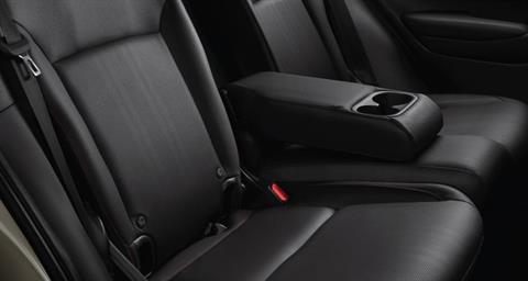 Bệ tỳ tay hàng ghế sau tại đại lý Toyota Vinh