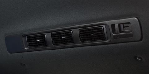Cửa gió hàng ghế 2 và 3 tại đại lý Toyota Vinh