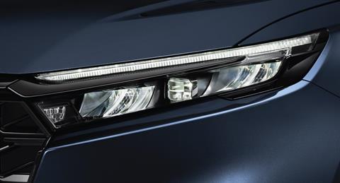 Cụm đèn trước tại đại lý Toyota Vinh