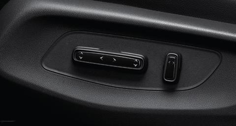 Ghế lái chỉnh điện 8 hướng (L, e:HEV RS) tại đại lý Toyota Vinh