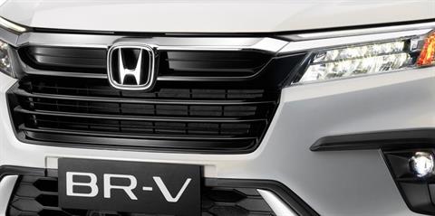 Mặt ca lăng tại đại lý Toyota Vinh